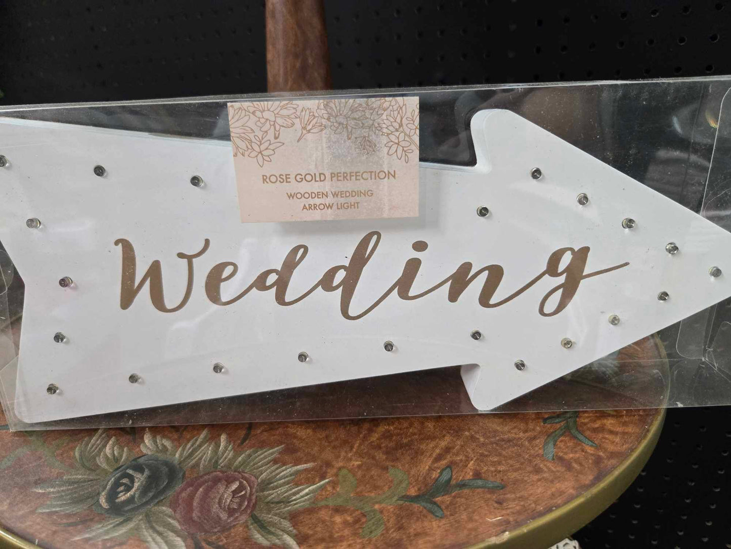 Light-up "Wedding" arrow sign